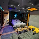 Smart Luxury Penthouse - Private Sauna, Hot-tub, Cinema At The Location In Lägenhet