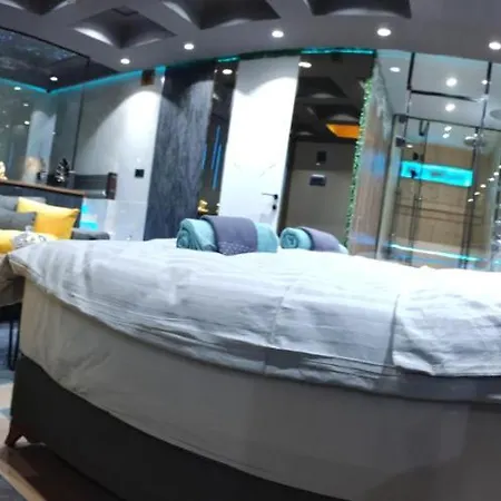Smart Luxury Penthouse - Private Sauna, Hot-tub, Cinema At The Location In Appartamento Skopje