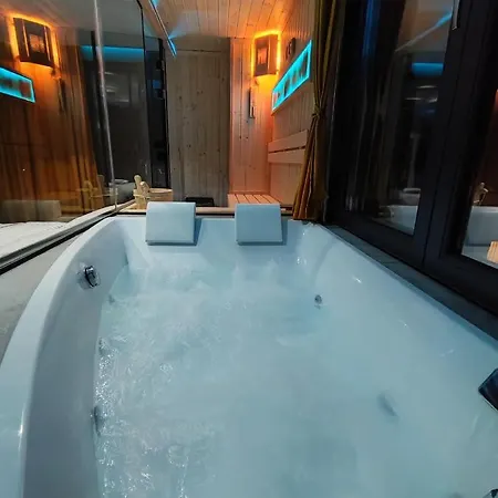 Daire Smart Luxury Penthouse - Private Sauna, Hot-tub, Cinema At The Location In Üsküp