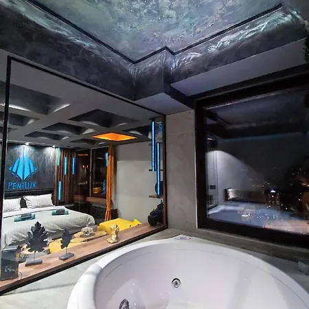 Smart Luxury Penthouse - Private Sauna, Hot-tub, Cinema At The Location In Appartamento *