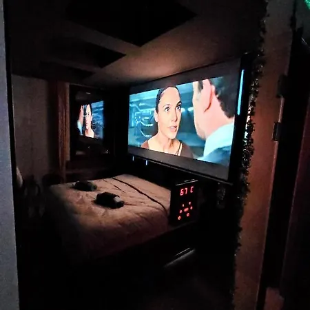 Smart Luxury Penthouse - Private Sauna, Hot-tub, Cinema At The Location In Appartement