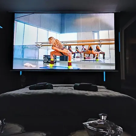 Smart Luxury Penthouse - Private Sauna, Hot-tub, Cinema At The Location In Appartamento Skopje