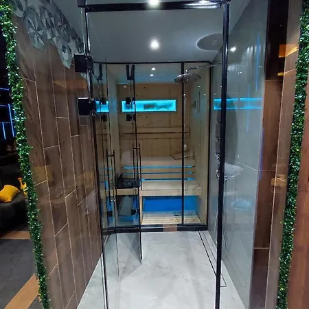 Smart Luxury Penthouse - Private Sauna, Hot-tub, Cinema At The Location In