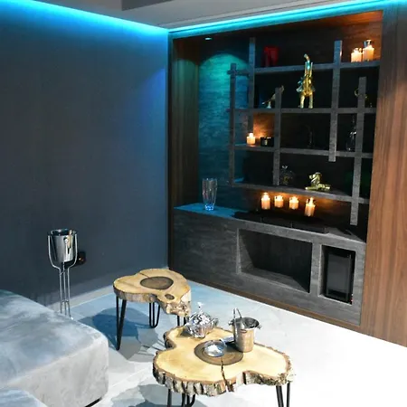 Smart Luxury Penthouse - Private Sauna, Hot-tub, Cinema At The Location In Appartamento Skopje