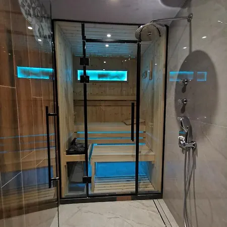 Smart Luxury Penthouse - Private Sauna, Hot-tub, Cinema At The Location In Appartamento *