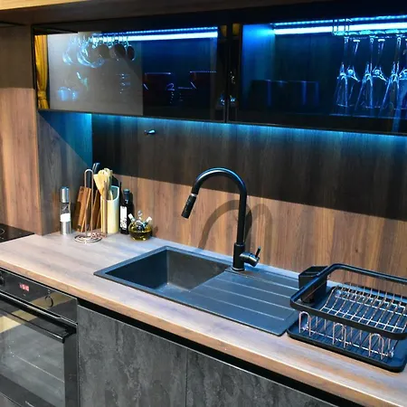 Smart Luxury Penthouse - Private Sauna, Hot-tub, Cinema At The Location In Lägenhet