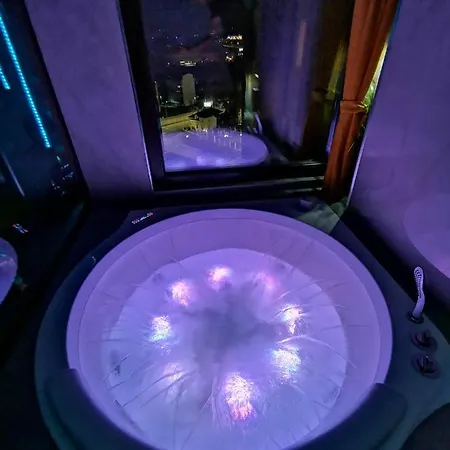 Smart Luxury Penthouse - Private Sauna, Hot-tub, Cinema At The Location In