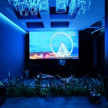 Smart Luxury Penthouse - Private Sauna, Hot-tub, Cinema At The Location In Appartamento *