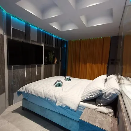 Daire Smart Luxury Penthouse - Private Sauna, Hot-tub, Cinema At The Location In Üsküp