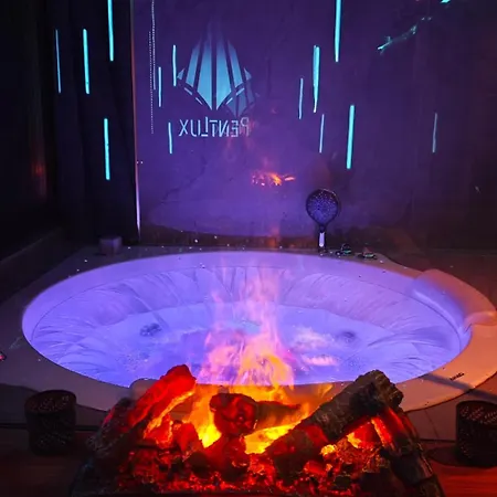 Smart Luxury Penthouse - Private Sauna, Hot-tub, Cinema At The Location In Lägenhet