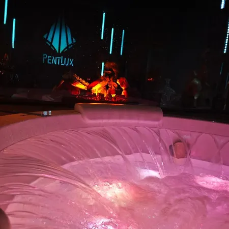 Lägenhet Smart Luxury Penthouse - Private Sauna, Hot-tub, Cinema At The Location In Skopje