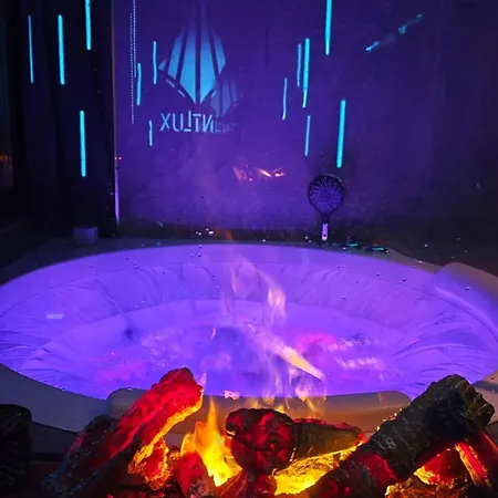 Smart Luxury Penthouse - Private Sauna, Hot-tub, Cinema At The Location In Lägenhet