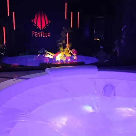 Lägenhet Smart Luxury Penthouse - Private Sauna, Hot-tub, Cinema At The Location In