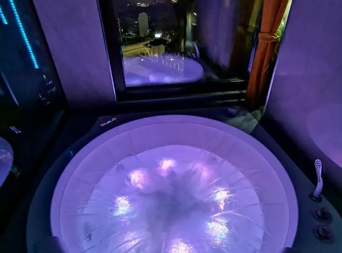 Smart Luxury Penthouse - Private Sauna, Hot-tub, Cinema At The Location In