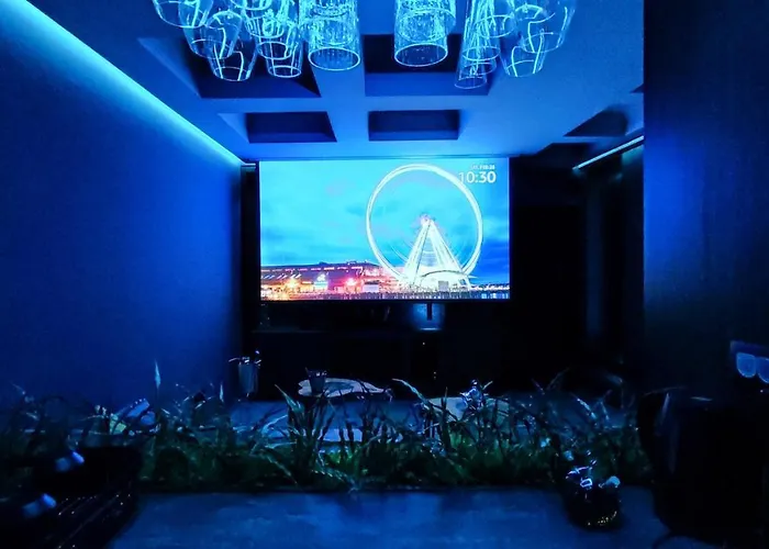 Smart Luxury Penthouse - Private Sauna, Hot-tub, Cinema At The Location In Appartement *